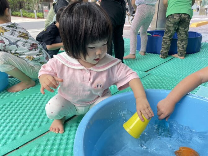 0歳　初めましての水遊び！