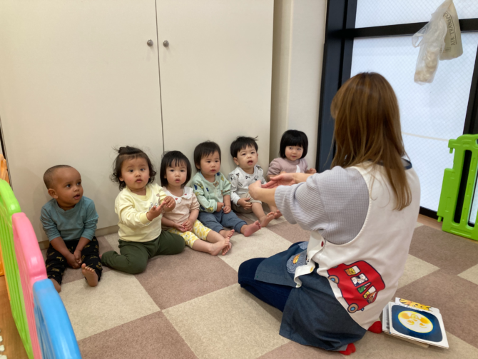 こあら組さん（1歳）春の製作と運動遊び
