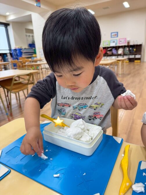 ぱんだ組さん（2歳）初めての粘土遊び