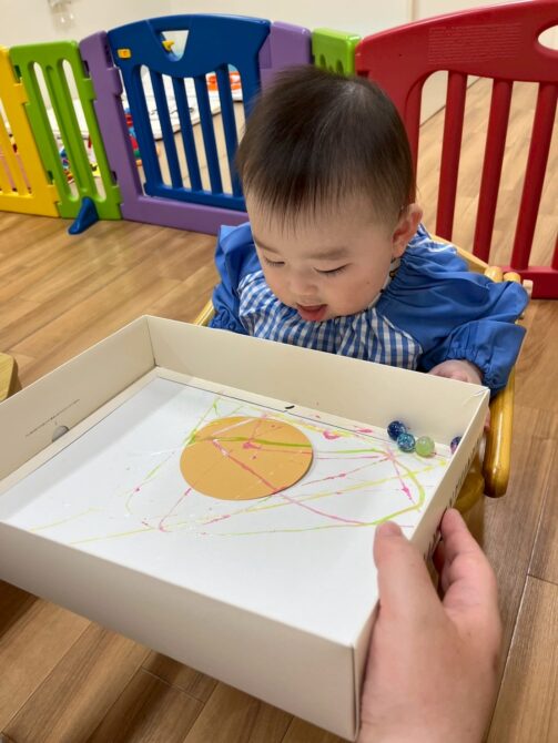 らっこ組さん（０歳）ビー玉ころころ