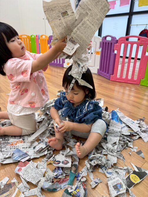 こあら組さん（１歳）新聞紙遊び