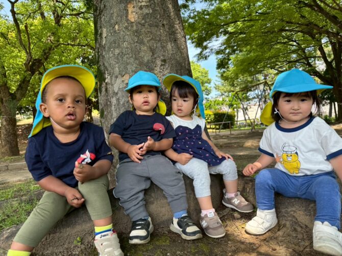 こあら組さん（１歳）木陰は涼しいね