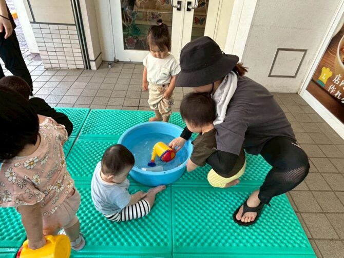 らっこ組さん（０歳）水遊びが始まりました