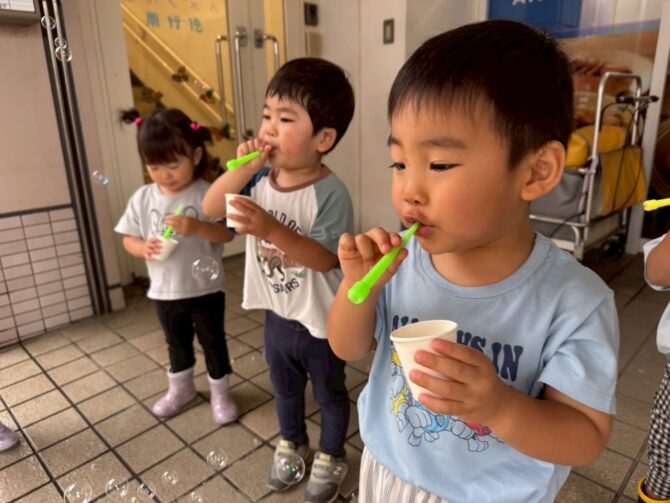 ぱんだ組さん（２歳）シャボン玉遊び