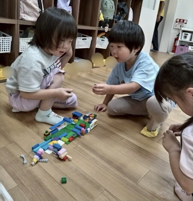 しろくま組さん（４歳）指先と考える力を使って