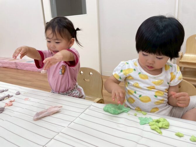 こあら組さん（１歳）小麦粉粘土で遊ぼう