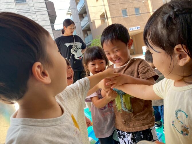ぞう組さん（3歳）水風船と色水遊び