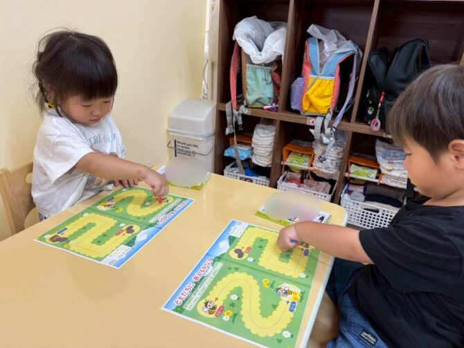 ぱんだ組さん（2歳）迷路とぬり絵遊び