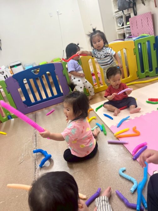 らっこ組さん（0歳）ポップチューブで遊んでみたよ