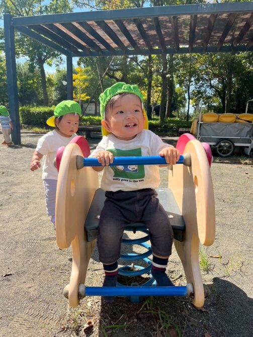 らっこ組さん（０歳）遊具で遊べるようになりました