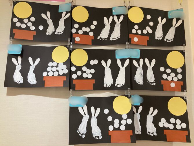 こあら組さん（１歳）シール遊びと秋の製作