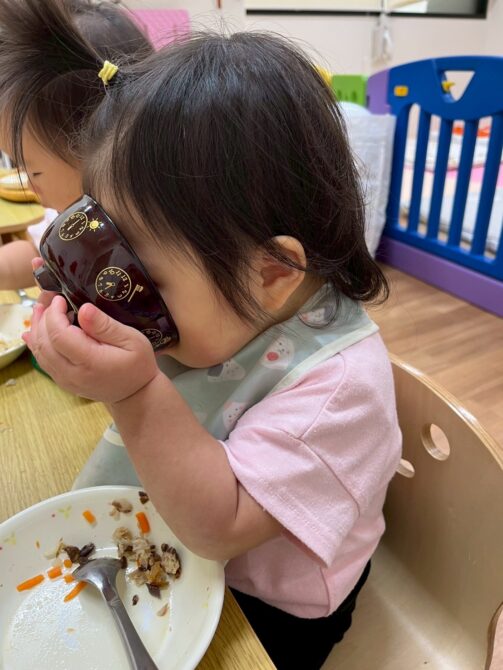 らっこ組さん（０歳）食欲の秋ですね