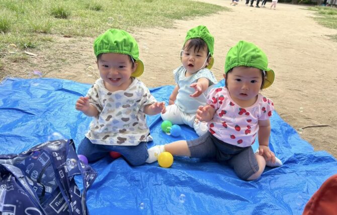 らっこ組さん（0歳）お友だちと一緒に