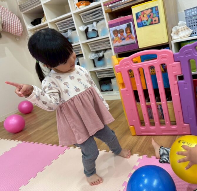 こあら組さん（1歳）ボールで遊ぼう