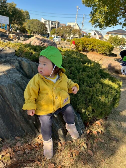 らっこ組さん（0歳）全身を使って