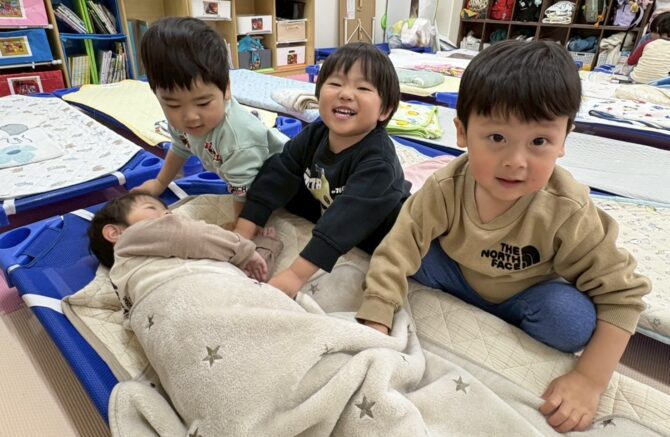 ぱんだ組さん（2歳）お友だちと一緒