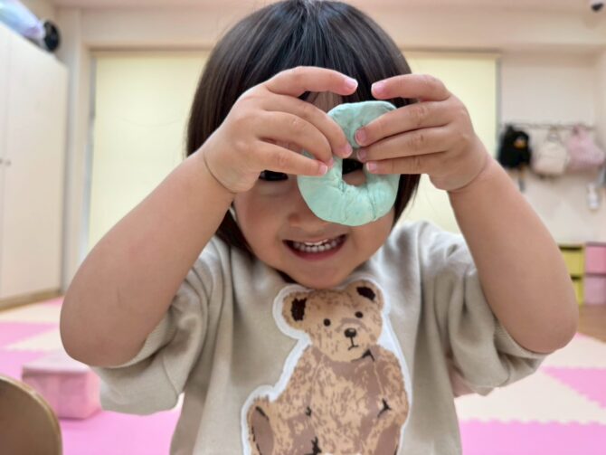 こあら組さん（１歳）カラフルな小麦粉粘土あそび