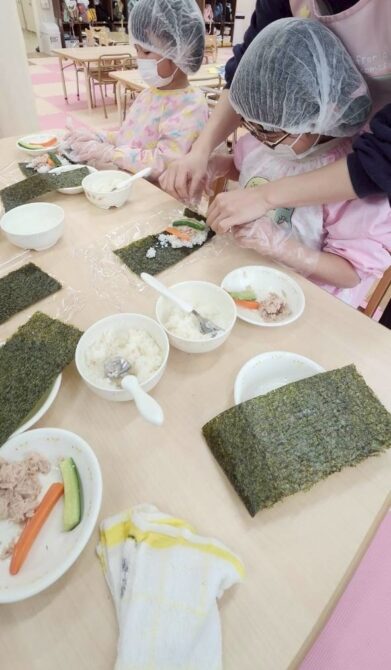 くじら組さん（５歳）恵方巻作り