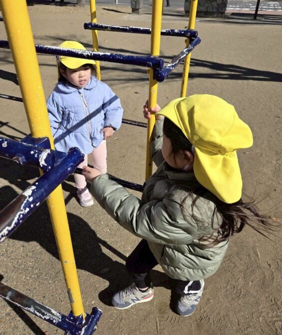 しろくま組さん（４歳）ジャングルジムに挑戦