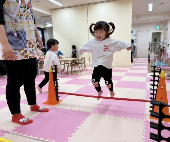 ぱんだ組さん（２歳）お部屋で運動遊び